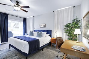 5 sovrum, skrivbord, strykjärn/strykbräda och resesäng