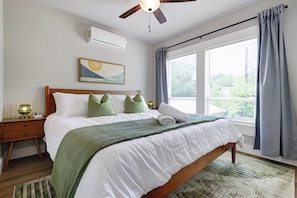 5 bedrooms, desk, iron/ironing board, travel crib