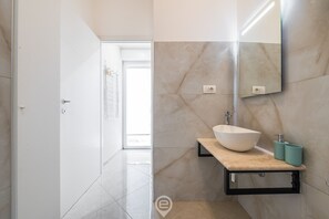 Bruser, hårtørrer, bidet, håndklæder