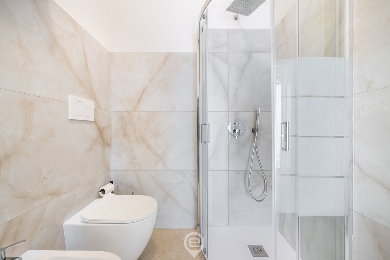 Douche, sèche-cheveux, bidet, serviettes fournies