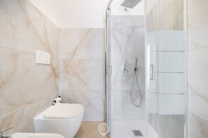 Dusche, Haartrockner, Bidet, Handtücher