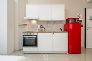 Frigorífico, microondas, horno y placa de cocina