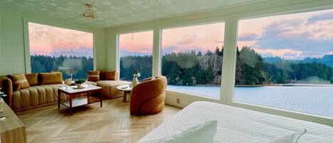 Hytte – panorama, utsikt mot innsjø | Sengetøy av topp kvalitet, dundyner og individuelt dekorert