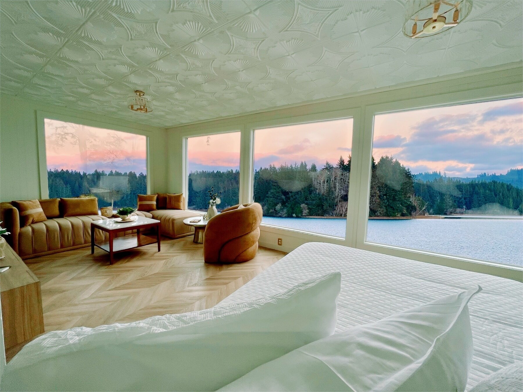 Cabaña panorámica, vista al lago | Ropa de cama de alta calidad, edredón y escritorio