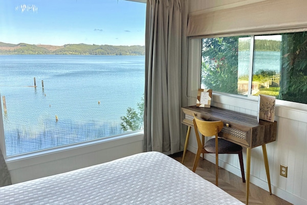 Panoramic Cabin, Lake View | Living area | 40-inch Smart TV with digital channels