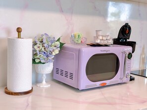 Cabin phong cách lãng mạn, quang cảnh hồ | Bếp riêng | Lò vi sóng, bếp nấu, dụng cụ pha cà phê/trà 