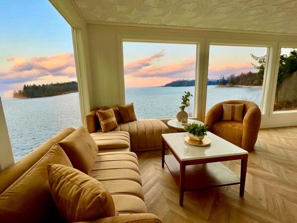 Panoramic Cabin, Lake View | Premium bedding, down comforters, individually decorated - The Florentine Waterfront Hotel (Dunes City)