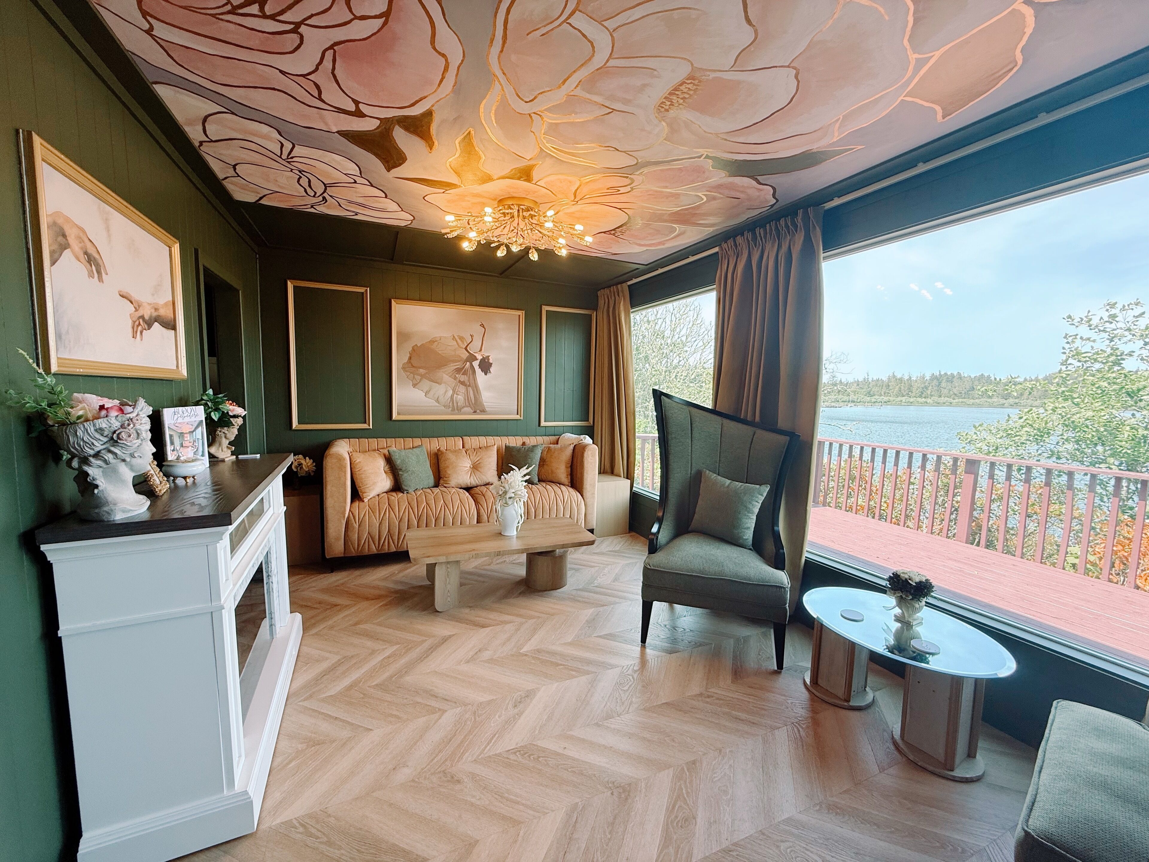 Cabana grand, vista para o lago | Área de estar | Smart TV 32 polegadas com canais digitais
