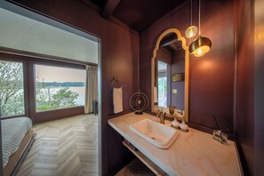 Cabaña Deluxe, vistas al lago | Baño | Ducha, artículos de higiene personal gratuitos y secador de pelo