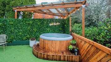 Kabin Deluks, pemandangan danau | Bathtub spa pribadi