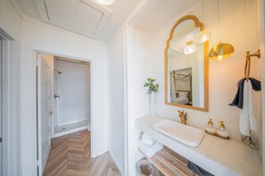 Panoramic Cabin, Lake View | Bathroom | Shower, free toiletries, hair dryer, towels - The Florentine Waterfront Hotel (Dunes City)