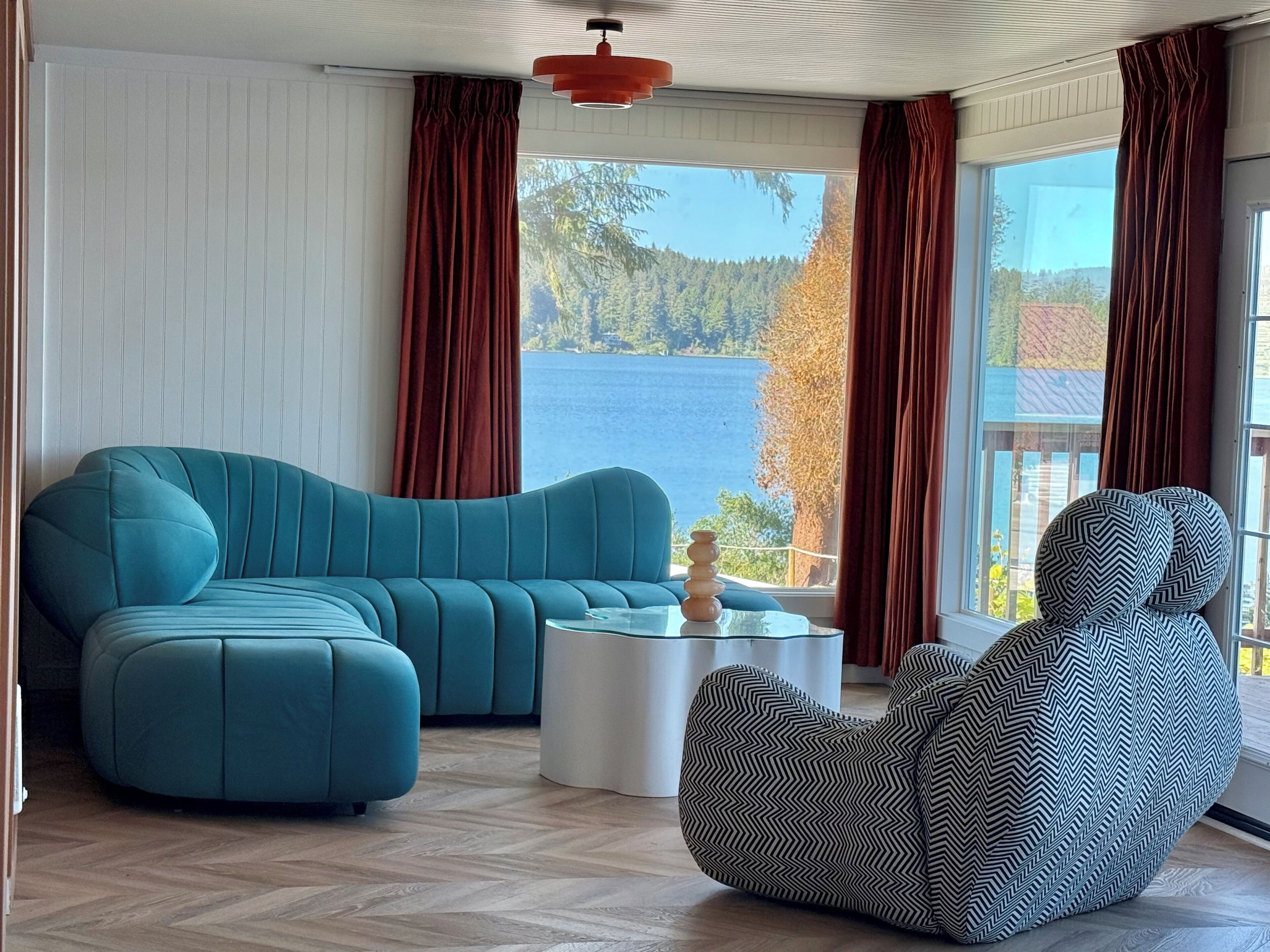 Nhà có tầm nhìn toàn cảnh, 2 phòng ngủ, ban công, quang cảnh hồ | Khu phòng khách | Smart TV 40-inch có truyền hình kỹ thuật số 