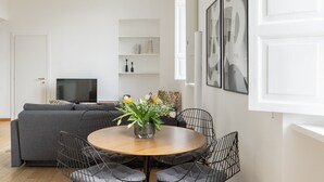 Interior - iFlat | Bright & Modern Living with Panoramic View (Roma)