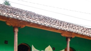 A building with a green facade and a sign that reads "PURE SPA YOGA GYM". - PURE Gym - Spa - Yoga - Lodging (Granada)
