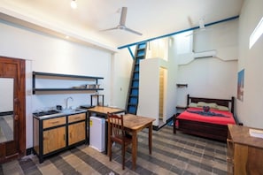Comfort-Apartment, 1 Queen-Bett und Schlafsofa, Kochnische, Stadtblick | Zimmersafe, Schreibtisch, laptopgeeigneter Arbeitsplatz