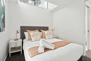 1 slaapkamer, een strijkplank/strijkijzer, wifi, beddengoed