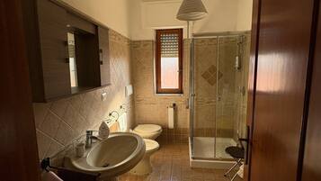 Douche, sĂšche-cheveux, bidet, serviettes fournies