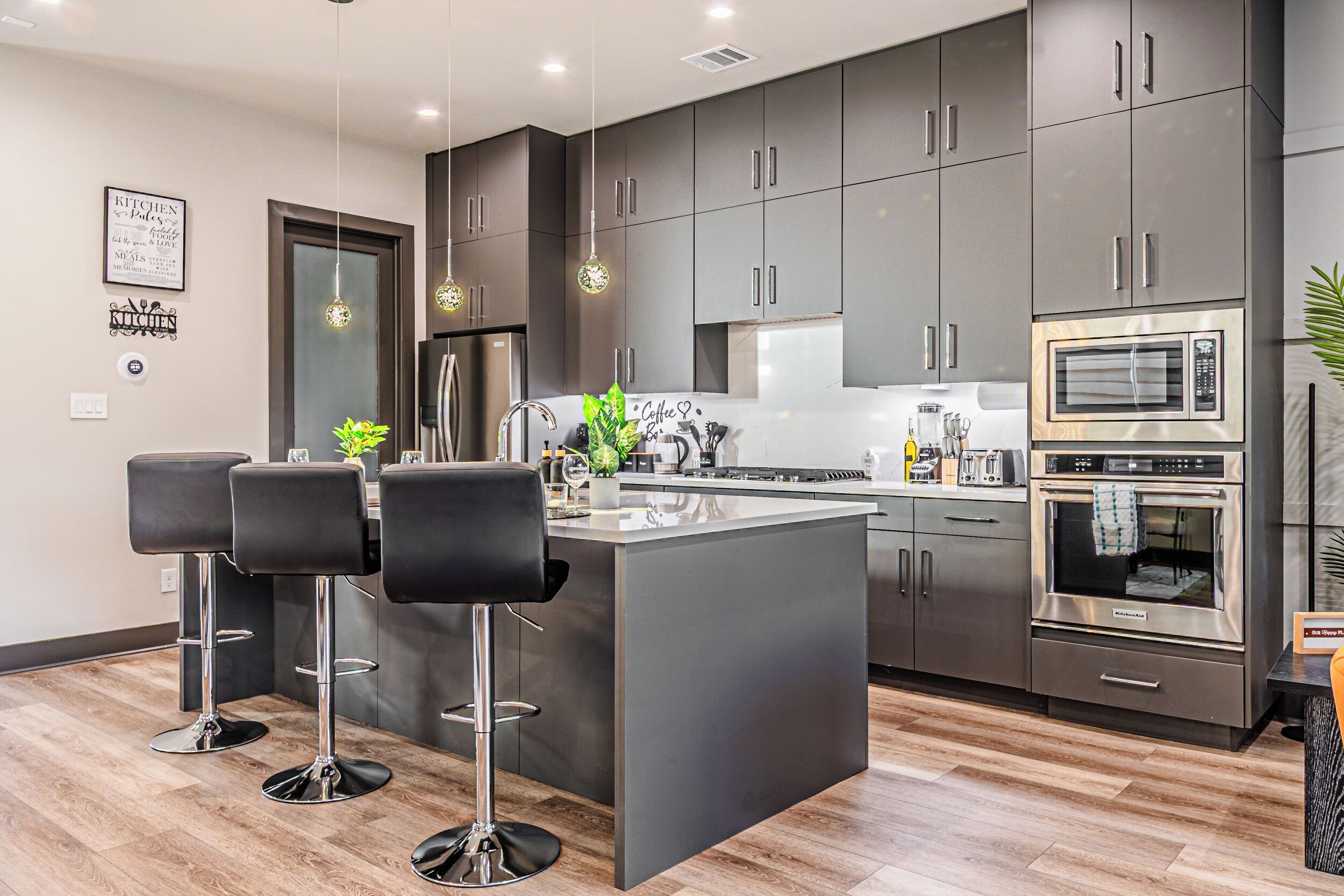 Kühlschrank, Mikrowelle, Ofen, Herdplatte