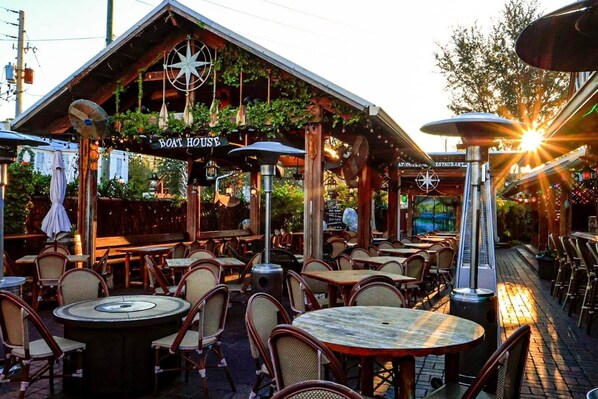 Outdoor dining - High Springs Hideaway – 4BR w/ Pool & Bar • Near Springs & UF • Walk to Town (High Springs)