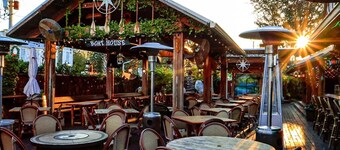 High Springs Hideaway – 4BR w/ Pool & Bar • Near Springs & UF • Walk to Town