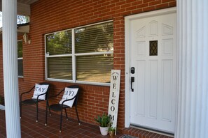Exterior detail - High Springs Hideaway – 4BR w/ Pool & Bar • Near Springs & UF • Walk to Town (High Springs)