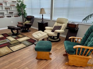 Interior - High Springs Hideaway – 4BR w/ Pool & Bar • Near Springs & UF • Walk to Town (High Springs)