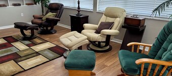 High Springs Hideaway – 4BR w/ Pool & Bar • Near Springs & UF • Walk to Town