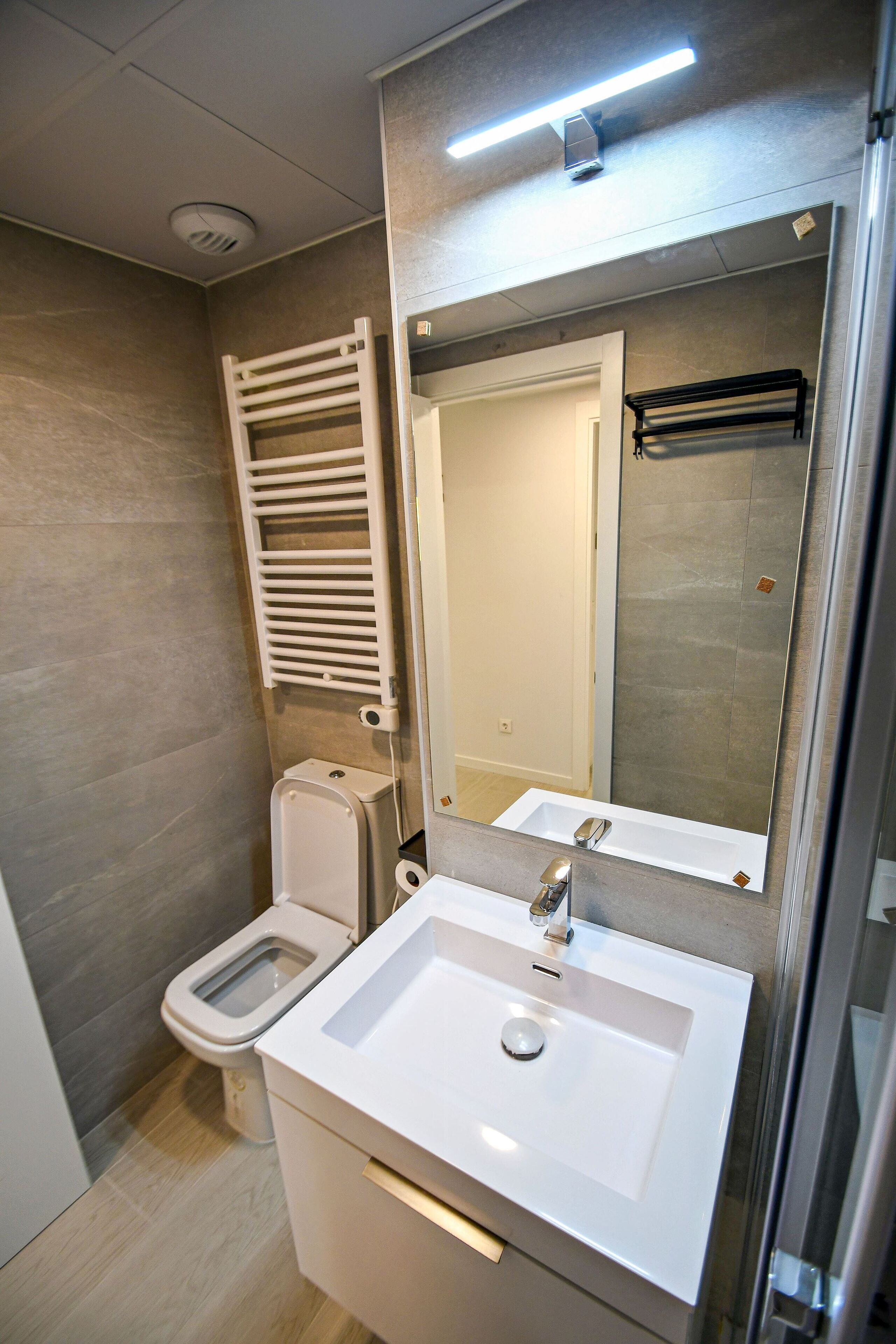 Un baño moderno con inodoro, bidé y lavamanos.