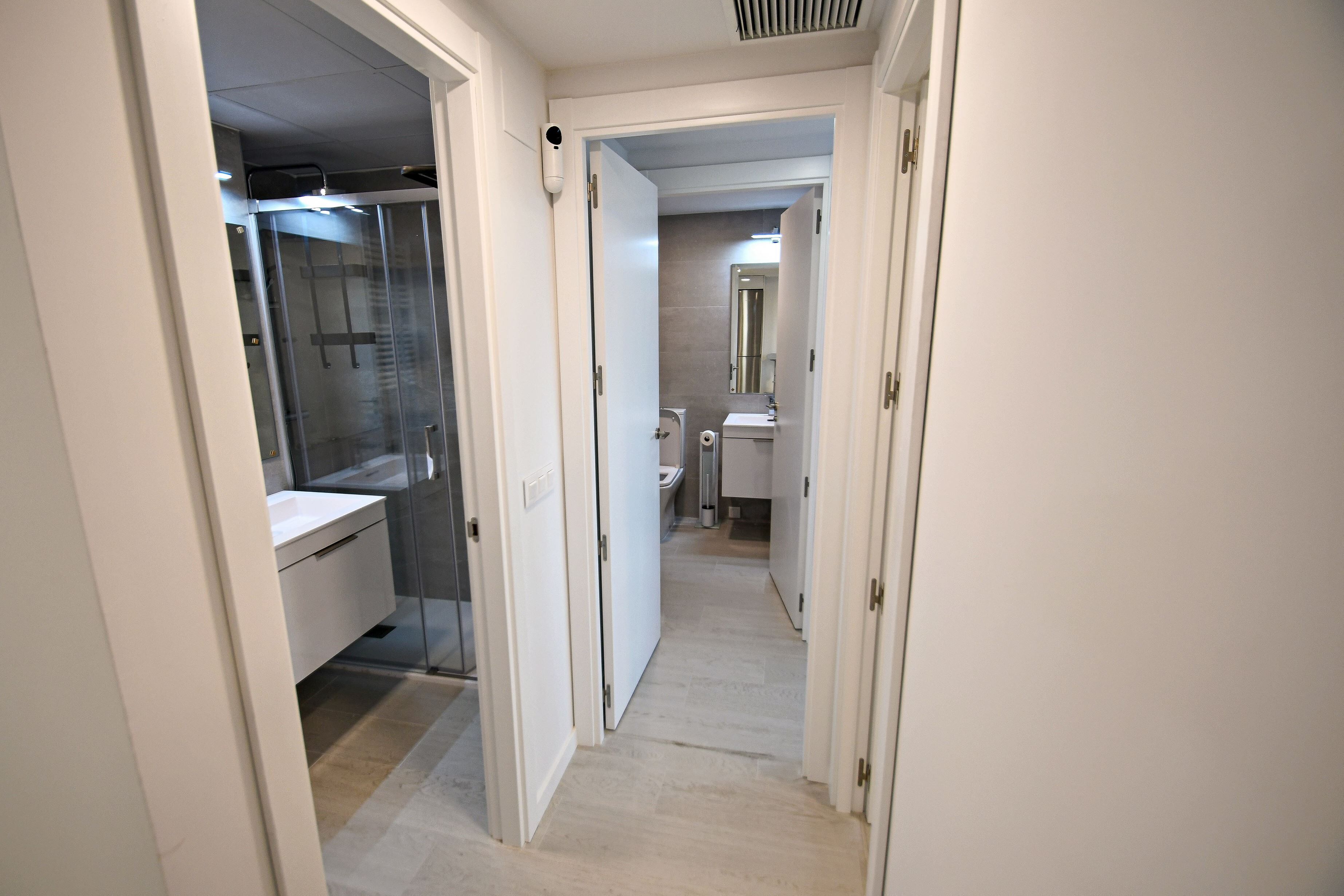 Een douche, een haardroger, een bidet, handdoeken
