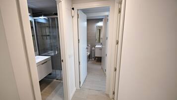 Een douche, een haardroger, een bidet, handdoeken