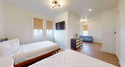 Large Newly Renovated 2 Bedroom Suite with Kitchen