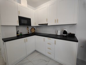 Réfrigérateur, micro-ondes, four, cafetière/bouilloire