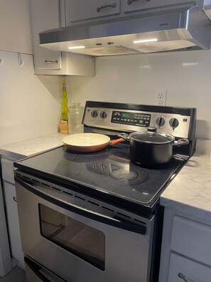 Private kitchen - Charming 2-bedroom house in Utica located in the Arts District (Utica)