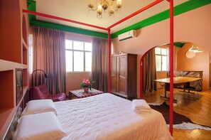 4 habitaciones, escritorio y tabla de planchar con plancha 