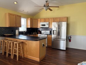 Refrigerador, microondas, horno y parrilla de estufa 