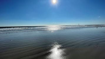 Nära stranden och solstolar