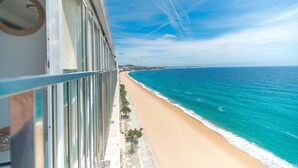 A beach view from a balcony with a clear sky and ocean. - WELCS ESTUDIO 237 PDA junto al mar (Platja d´Aro)