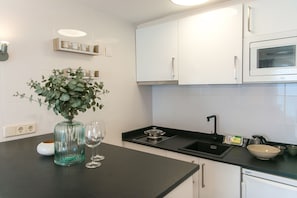 Fridge, microwave, oven, coffee/tea maker