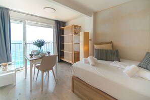 Tabla de planchar con plancha, wifi gratis y ropa de cama