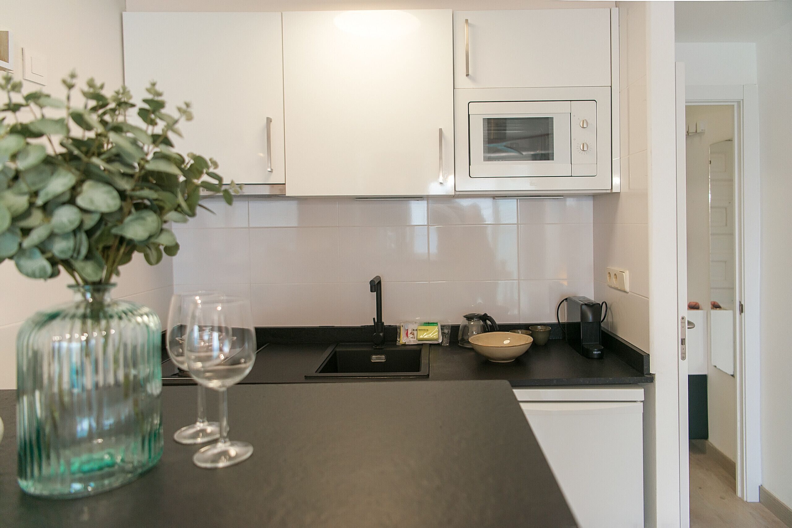 Een koelkast, een magnetron, een oven, een koffiezetapparaat/waterkoker