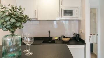Fridge, microwave, oven, coffee/tea maker