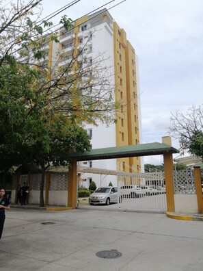 Exterior - Beautiful 3-bedroom apartment in awesome Santa Marta with AC, WiFi swimming pool (Santa Marta)