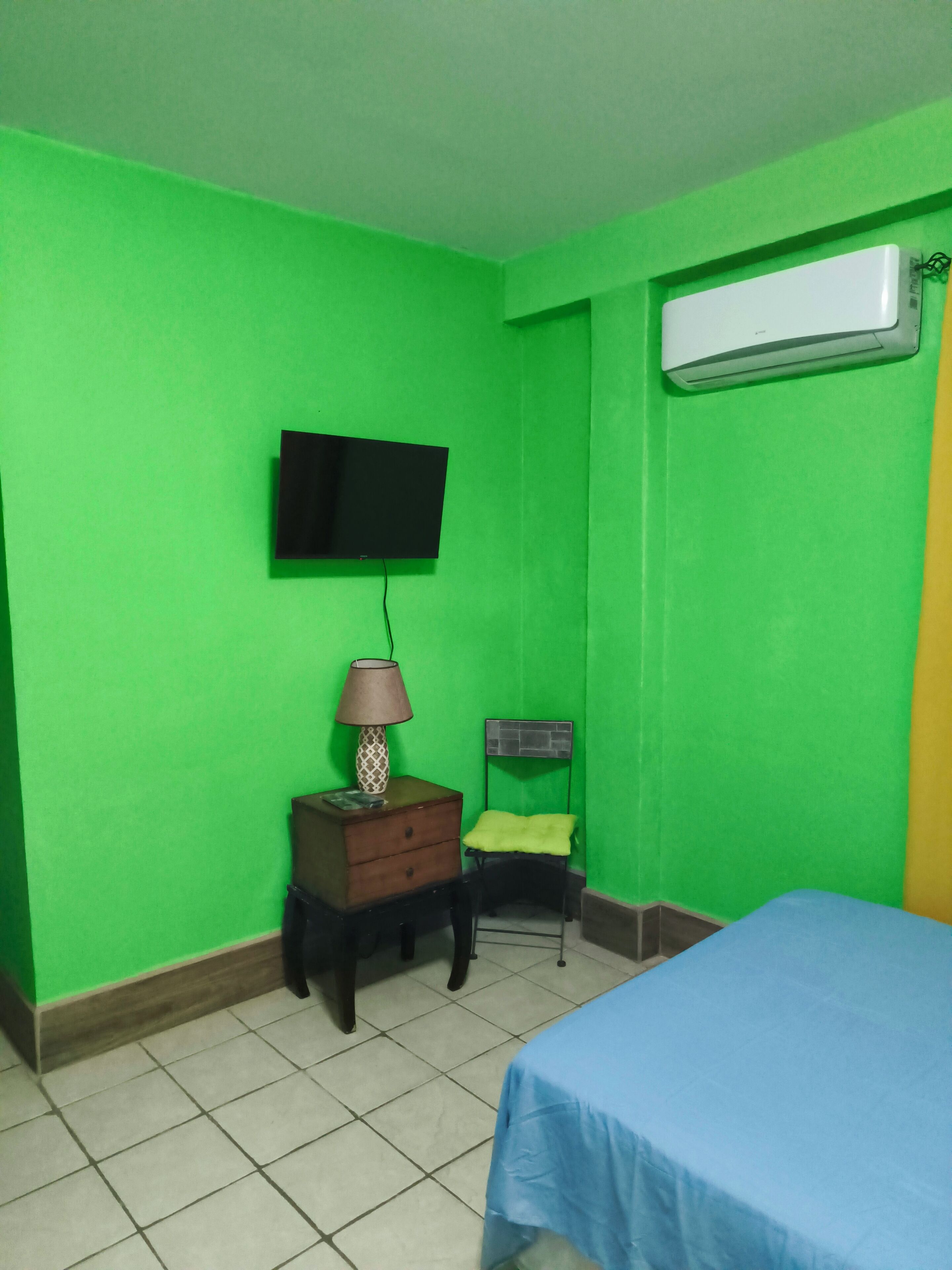 Een kluis op de kamer, een bureau, gratis wifi