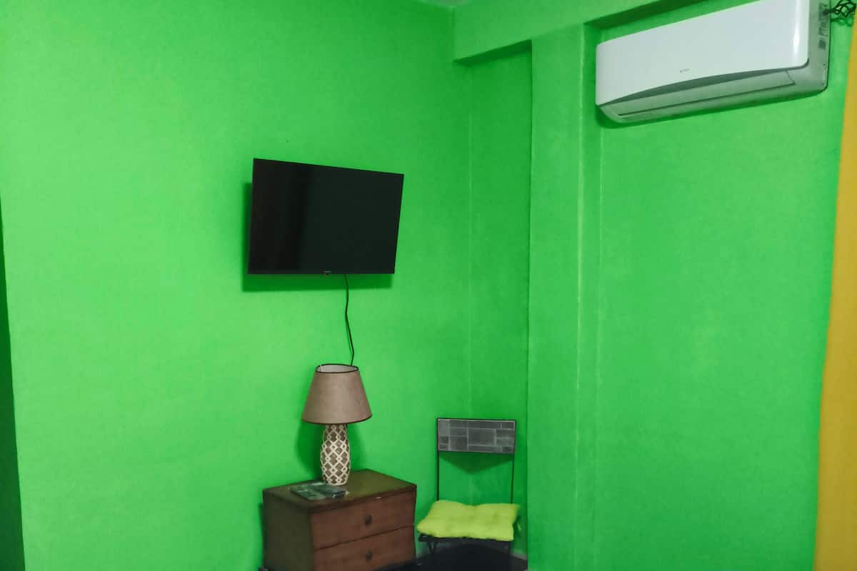 Pengeskab på værelset, skrivebord, gratis Wi-Fi