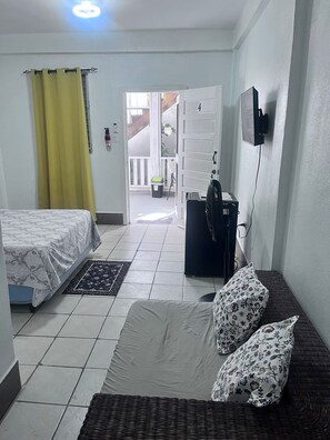 Comfort Single Room | Living area - Garden Lodge Hotel (Placencia)