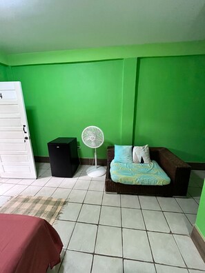 Quarto solteiro básico | Cofres nos quartos, Wi-Fi de cortesia, roupa de cama