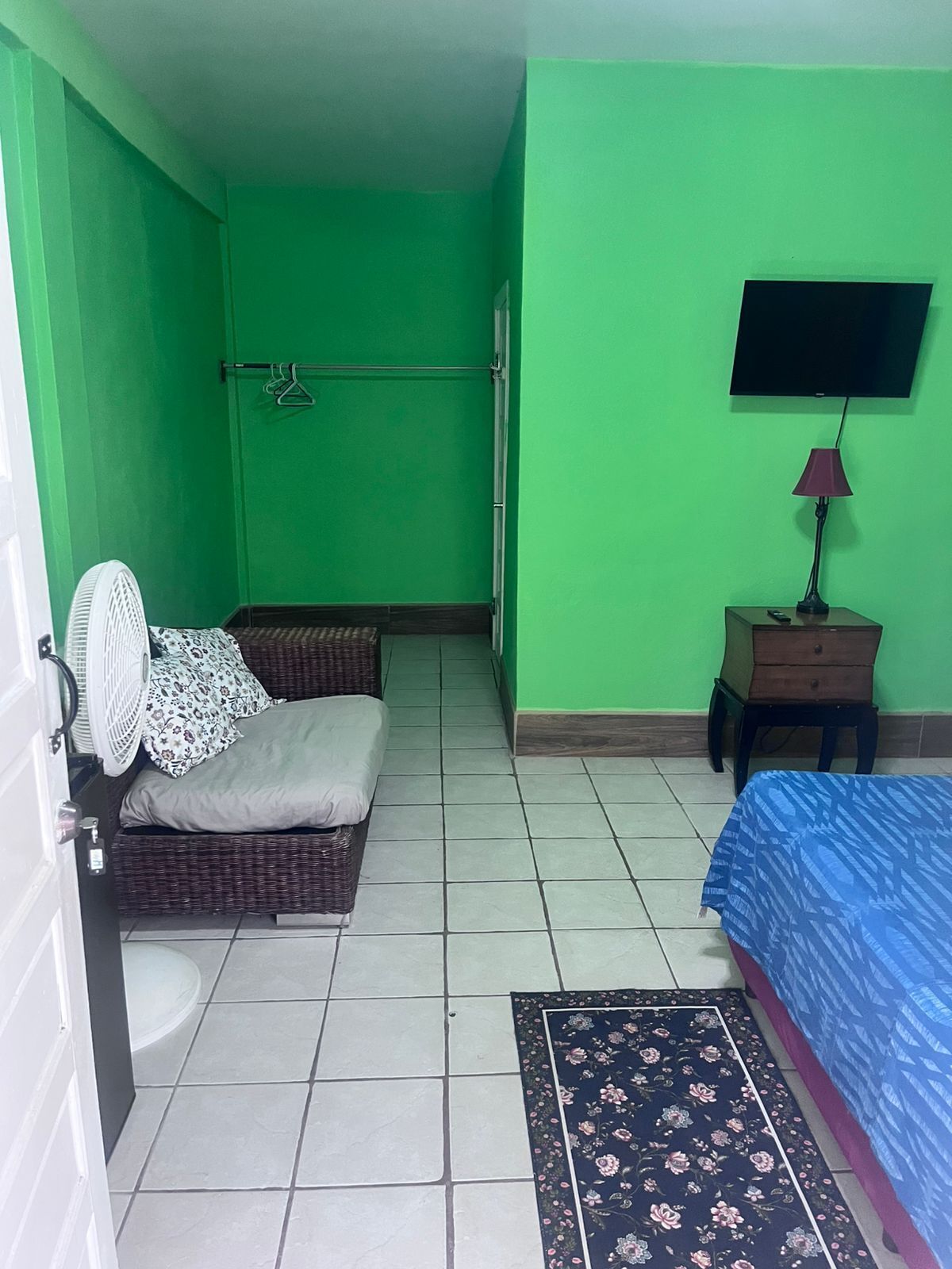 Phòng đơn cơ bản | Khu phòng khách | Smart TV 22-inch có truyền hình kỹ thuật số 