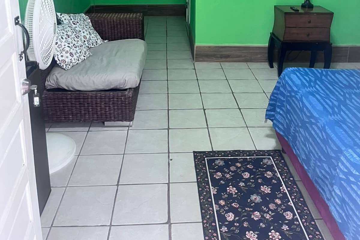 Phòng đơn cơ bản | Khu phòng khách | Smart TV 22-inch có truyền hình kỹ thuật số