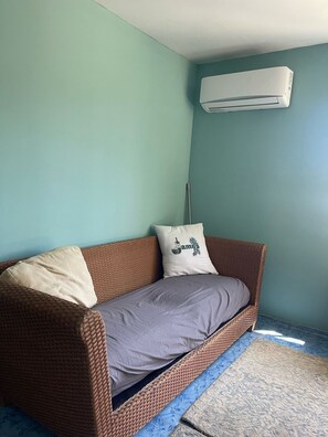 Comfort Double Room | Ruang tamu | 22 inci sebuah televisyen pintar dengan digital 