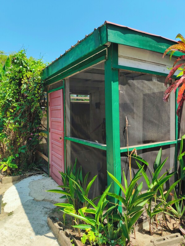 In-room safe, free WiFi, bed sheets - Garden Lodge Hotel (Placencia)